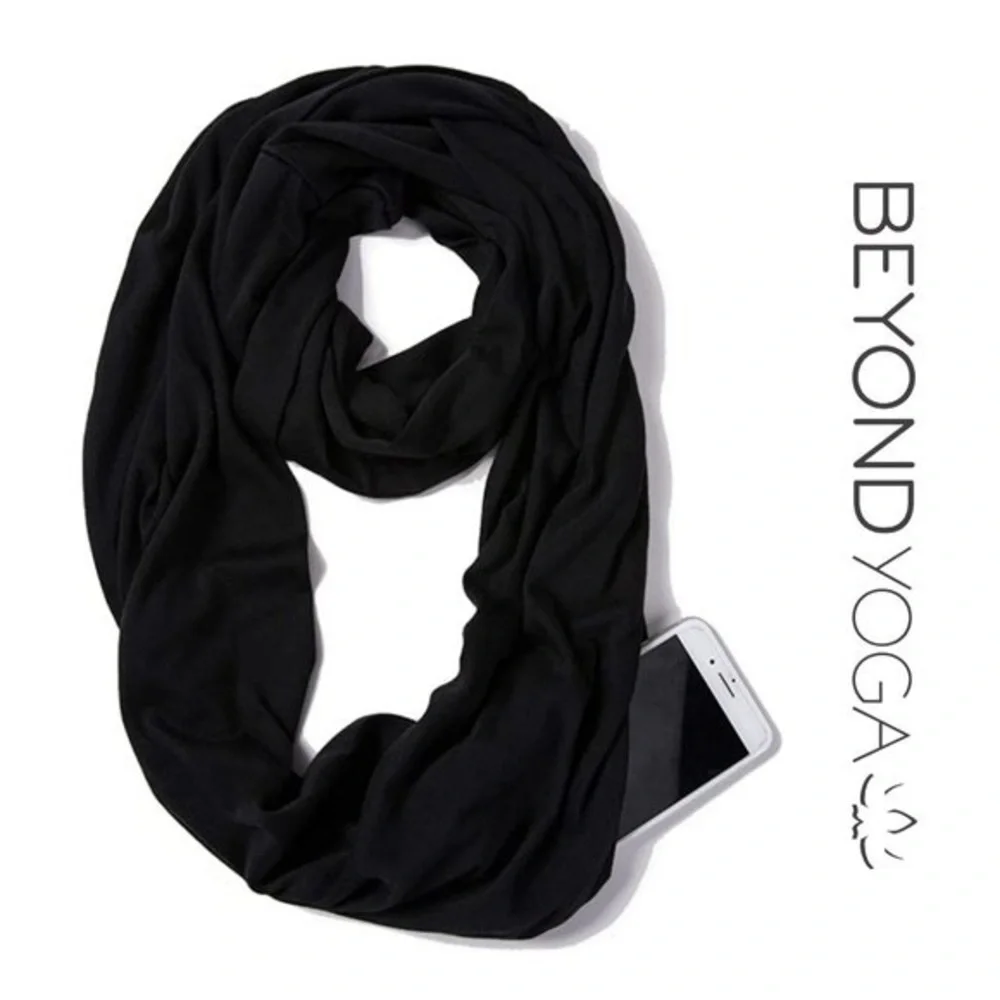 Beyond Yoga Black Hidden Pocket Infinity Scarf EUC